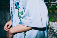 「Ado × 9090 Blue Rose Shirts」着用イメージ