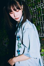 「Ado × 9090 Blue Rose Shirts」着用イメージ
