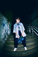 「Ado × 9090 Blue Rose Shirts」着用イメージ