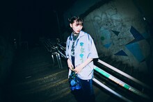 「Ado × 9090 Blue Rose Shirts」着用イメージ