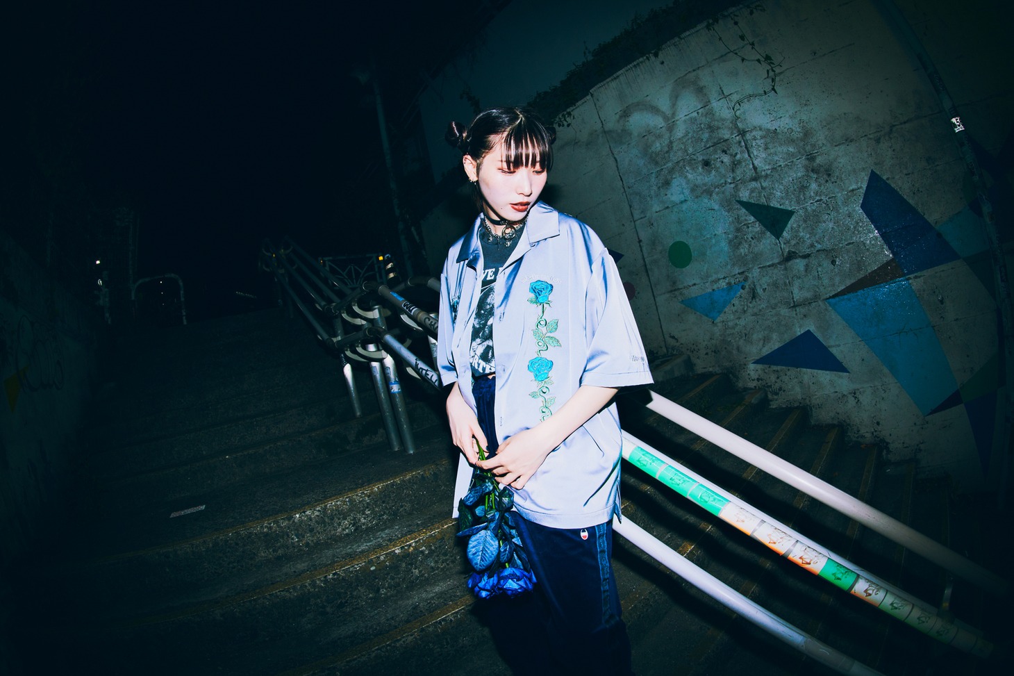 「Ado × 9090 Blue Rose Shirts」着用イメージ
