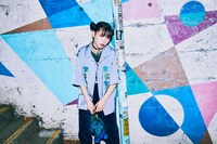 「Ado × 9090 Blue Rose Shirts」着用イメージ