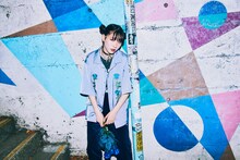 「Ado × 9090 Blue Rose Shirts」着用イメージ