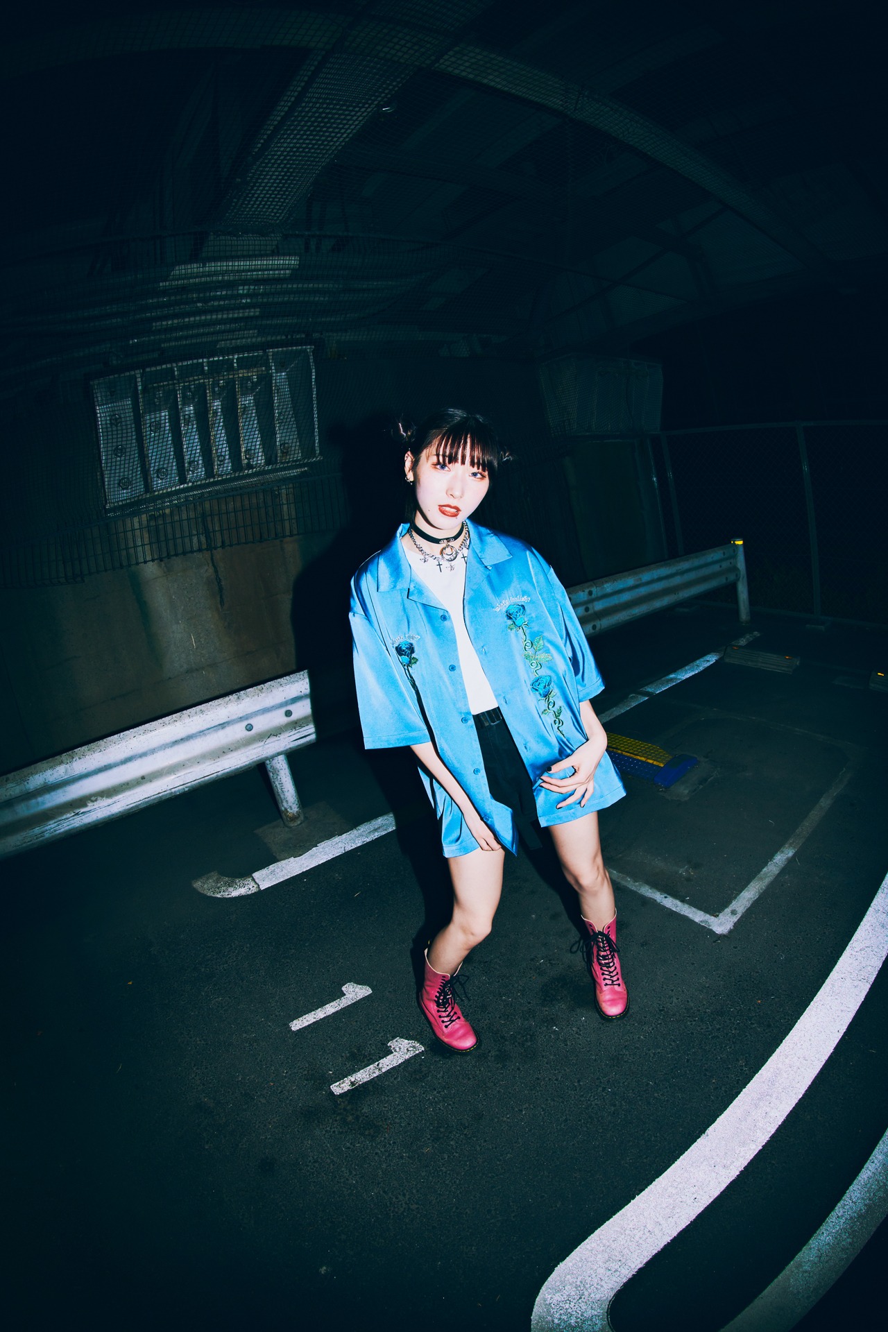 「Ado × 9090 Blue Rose Shirts」着用イメージ
