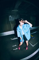 「Ado × 9090 Blue Rose Shirts」着用イメージ