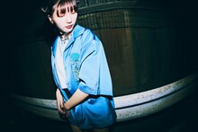 「Ado × 9090 Blue Rose Shirts」着用イメージ