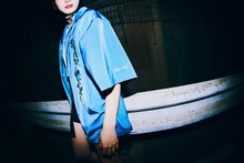 「Ado × 9090 Blue Rose Shirts」着用イメージ