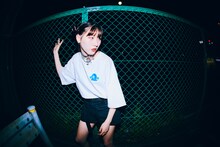 「Ado × 9090 Pretty Girl Tee -Blue Rose-」着用イメージ