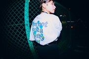 「Ado × 9090 Pretty Girl Tee -Blue Rose-」着用イメージ