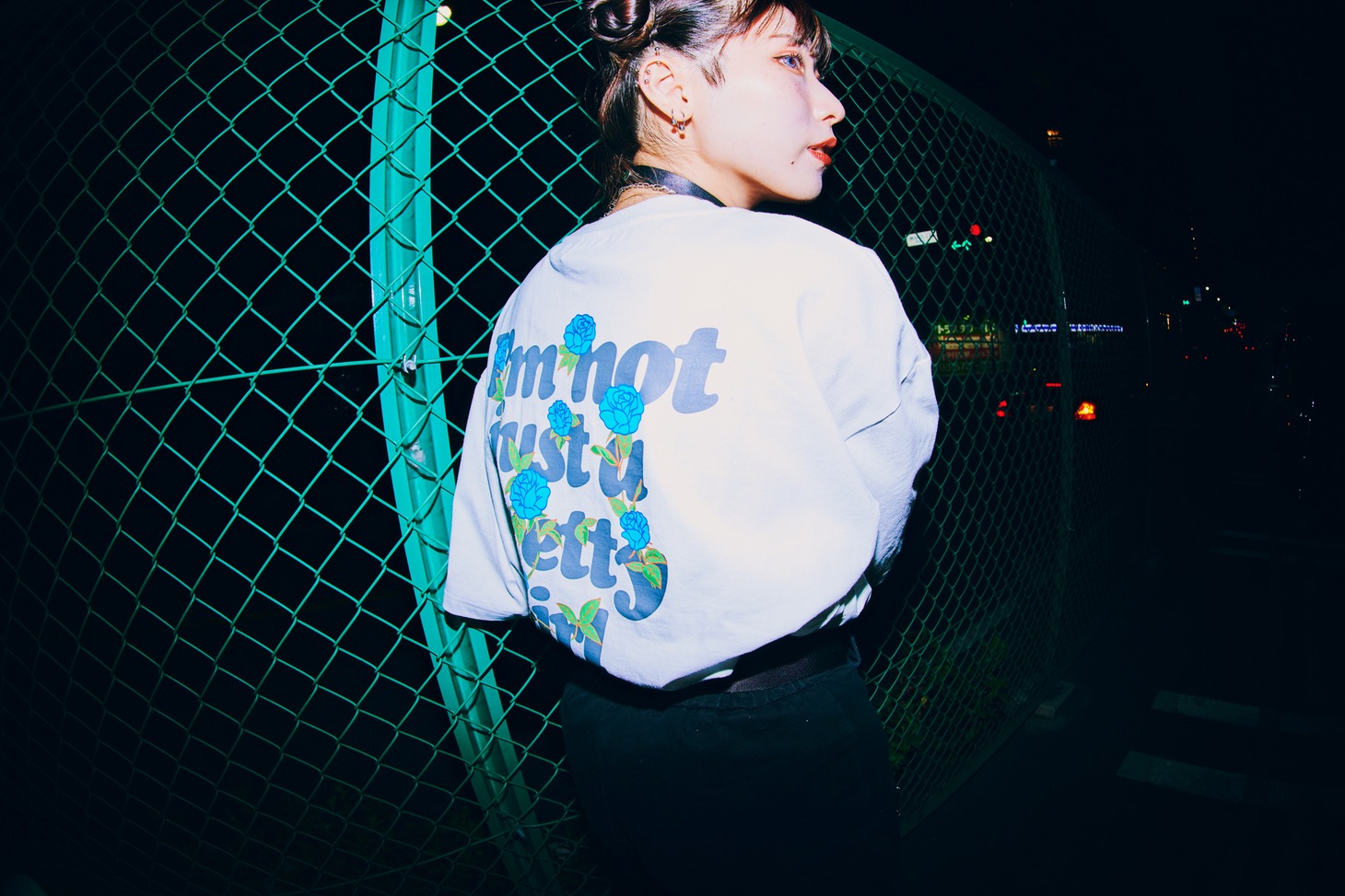 「Ado × 9090 Pretty Girl Tee -Blue Rose-」着用イメージ