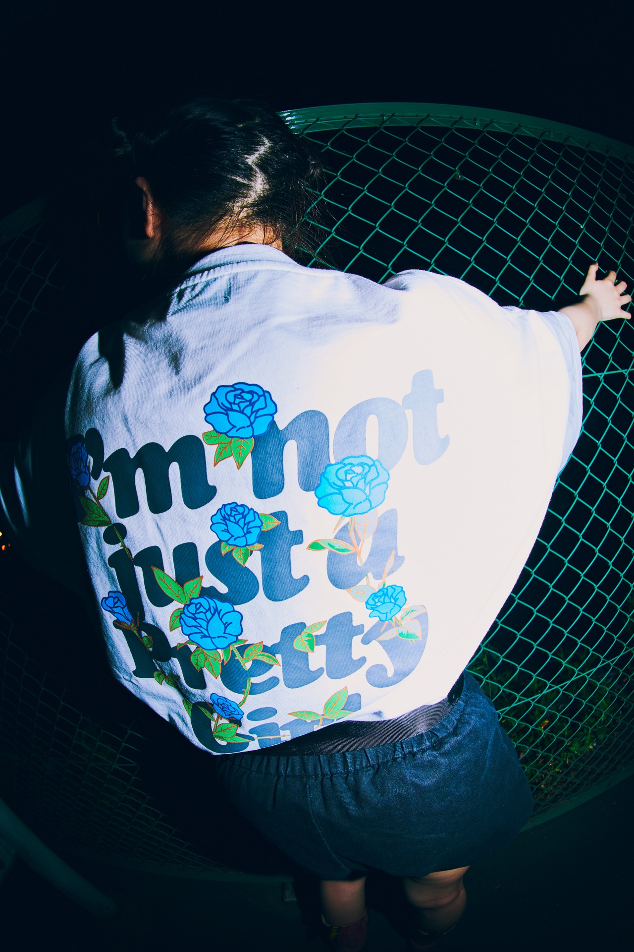 「Ado × 9090 Pretty Girl Tee -Blue Rose-」着用イメージ