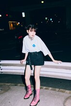 「Ado × 9090 Pretty Girl Tee -Blue Rose-」着用イメージ