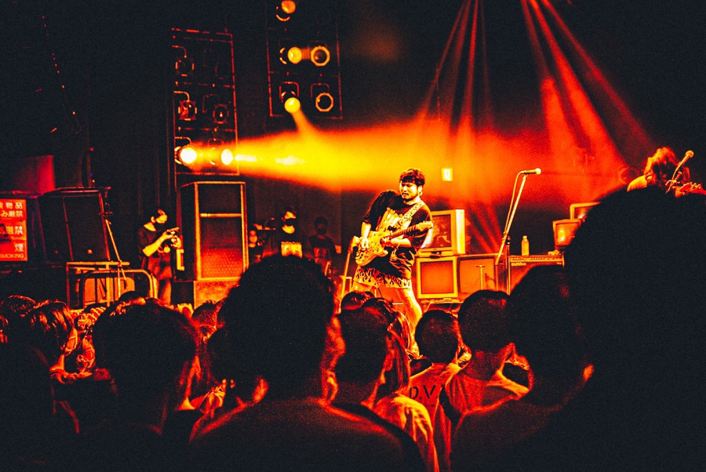 アサノケンジ（Vo, G）（Photo by MOTO）