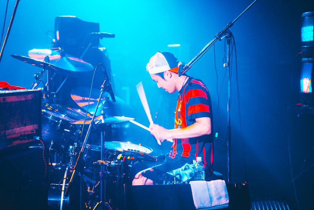 オオイナオユキ（Dr）（Photo by MOTO）