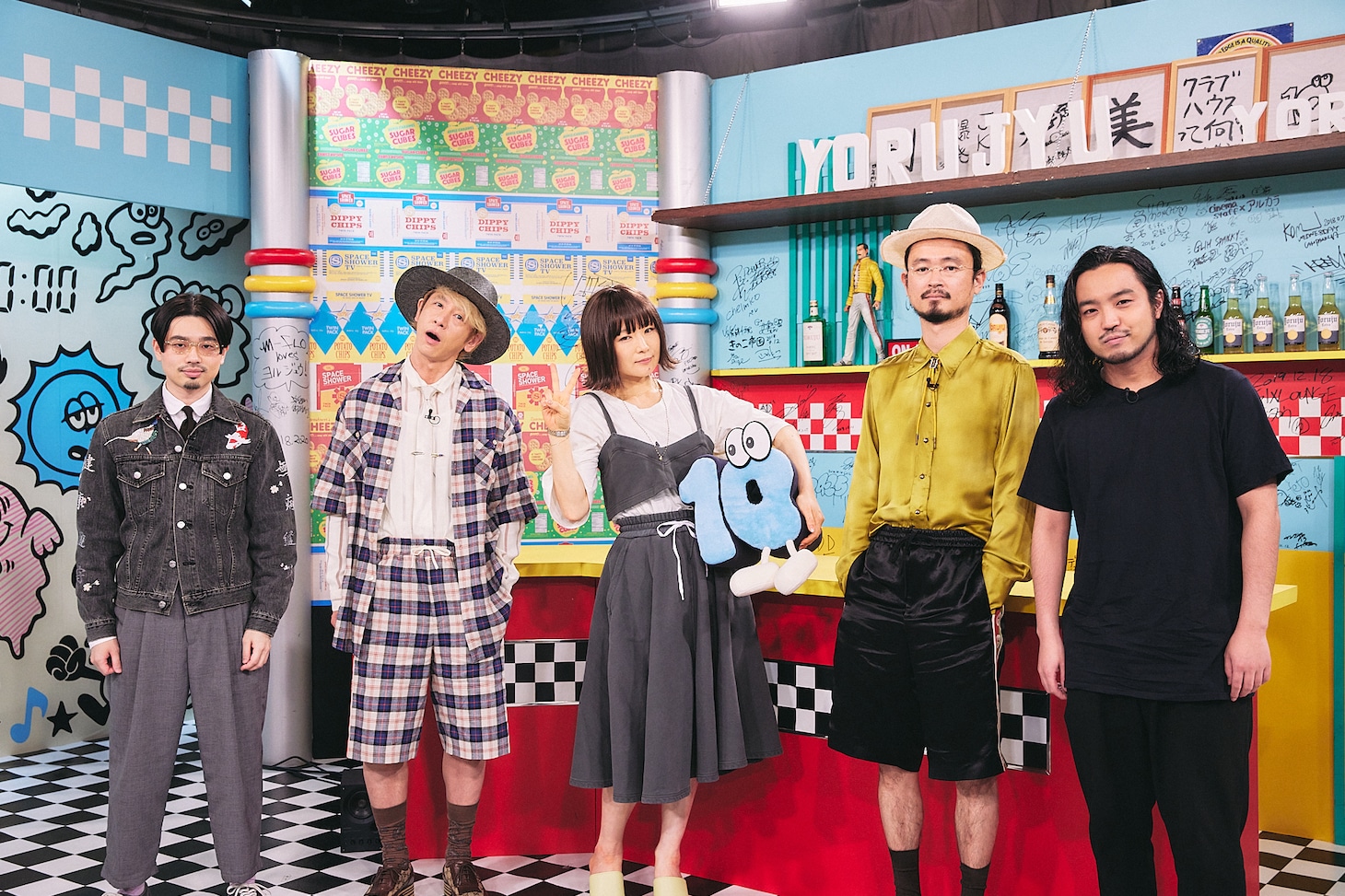 左からハマ・オカモト（OKAMOTO'S）、伊澤一葉（東京事変）、椎名林檎（東京事変）、浮雲（東京事変）、R-指定（Creepy Nuts）。