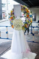 会場外に飾られたスタンド花。