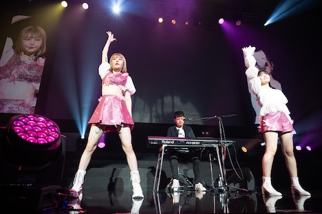 femme fataleとゆゆうたによるコラボの様子。