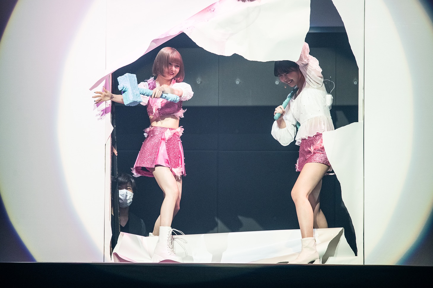 写真を引き裂いて登場したfemme fatale。