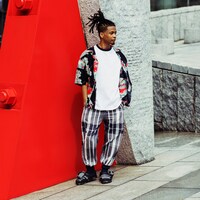 「Crocs × BEAMS MA-1 Jacket Clog」着用イメージ