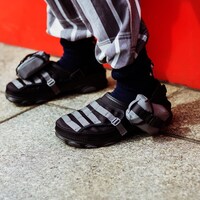 「Crocs × BEAMS MA-1 Jacket Clog」着用イメージ