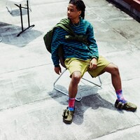 「Crocs × BEAMS MA-1 Jacket Clog」着用イメージ