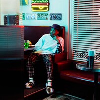 「Crocs × BEAMS Mountain Parka Clog」着用イメージ