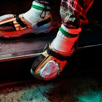 「Crocs × BEAMS Mountain Parka Clog」着用イメージ