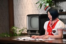 後輩の履歴書を確認する柏木ひなた。番組内では「翔陽」と呼ばれている。