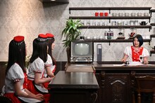 新メンバーを交えてトークする柏木ひなた（右端）。