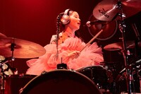 ドラムを演奏するカナ。（撮影：中磯ヨシオ）