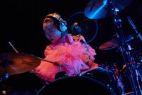 ユナ（Dr, Cho）（撮影：中磯ヨシオ）