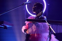 カナ（Vo, G, Key）（撮影：中磯ヨシオ）