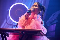 マナ（Vo, Key）（撮影：中磯ヨシオ）