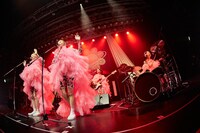 「UNITED GIRLS ROCK'N'ROLL CLUB」演奏中のCHAI。（撮影：中磯ヨシオ）