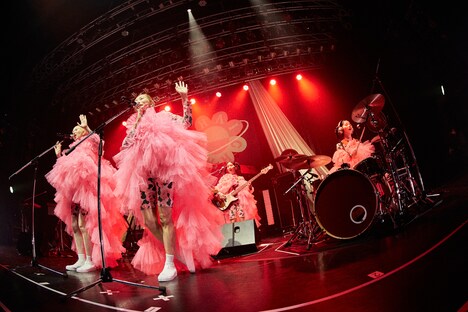 「UNITED GIRLS ROCK'N'ROLL CLUB」演奏中のCHAI。（撮影：中磯ヨシオ）