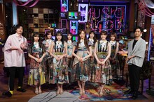 左から田中圭、乃木坂46、千葉雄大。 (c)日本テレビ