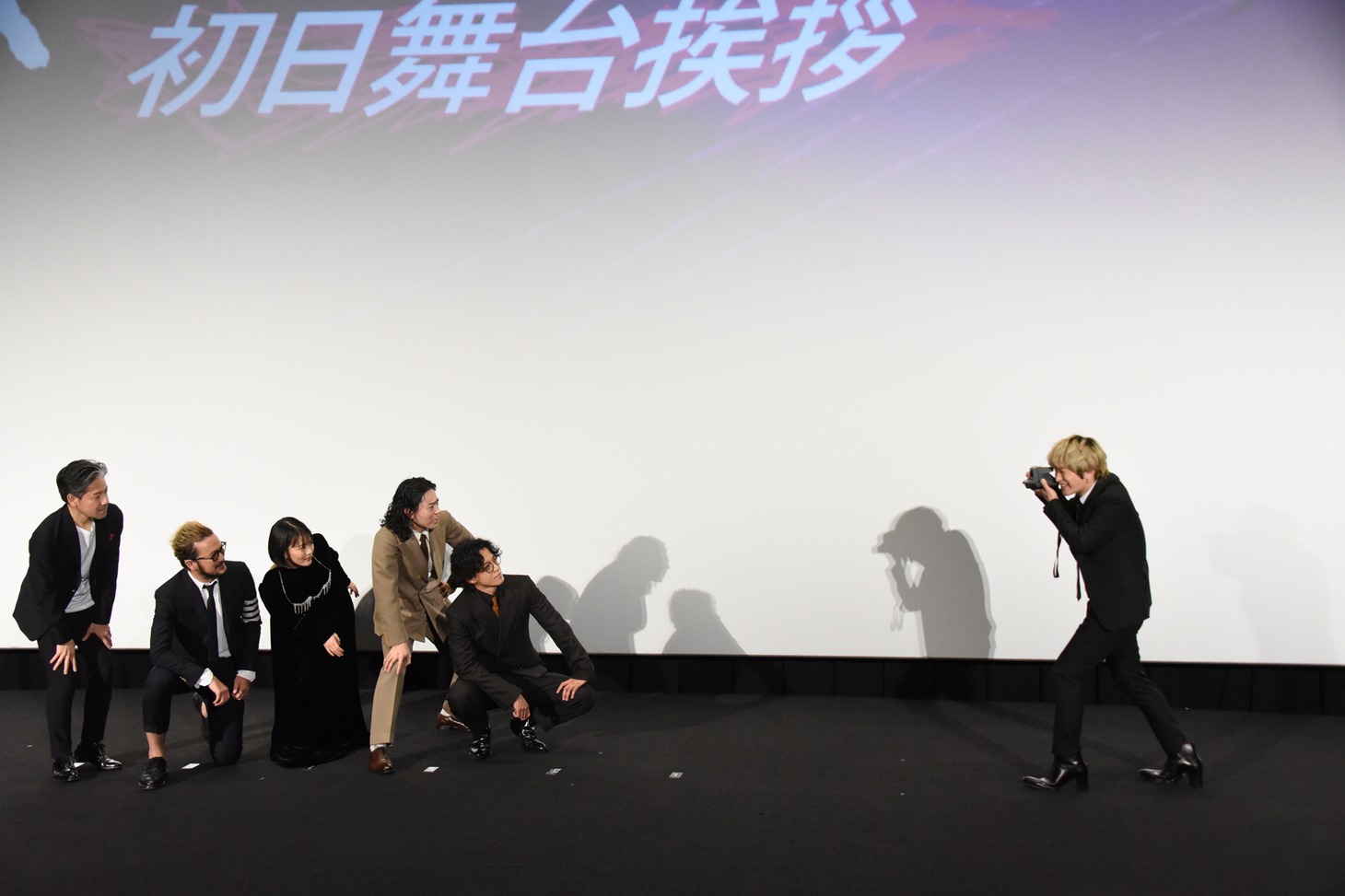 Fukase（SEKAI NO OWARI）がポラロイドカメラで撮影する様子。
