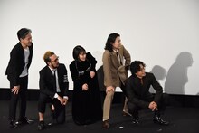 殺される前の表情を浮かべる登壇者。左から永井聡、中村獅童、高畑充希、菅田将暉、小栗旬。