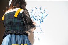 合体生物を描く小林歌穂。