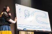 合体生物「ぽビン」を描き上げた小林歌穂。