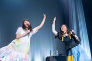ハイタッチする中山莉子と小林歌穂。