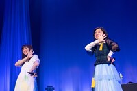「青い青い星の名前」を披露する中山莉子（左）と小林歌穂（右）。