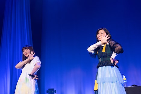 「青い青い星の名前」を披露する中山莉子（左）と小林歌穂（右）。