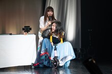 自転車にまたがる小林歌穂と、その背中を押す中山莉子。