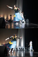 反復横跳びの指示に従って飛び回る小林歌穂と、指示を出しっぱなしにしてステージから去ろうとする中山莉子。