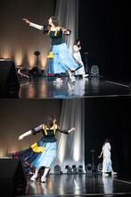 反復横跳びの指示に従って飛び回る小林歌穂と、指示を出しっぱなしにしてステージから去ろうとする中山莉子。