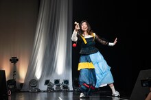 中山莉子の指示で「けん玉をしながら反復横跳び」を行う小林歌穂。