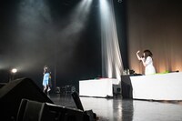 竹馬で器用に歩く小林歌穂（左）と、それを見守る中山莉子（右）。