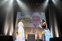 加入当時の写真を振り返る中山莉子（左）と小林歌穂（右）。