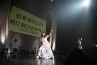 国歌斉唱中の中山莉子（左）と小林歌穂（右）。